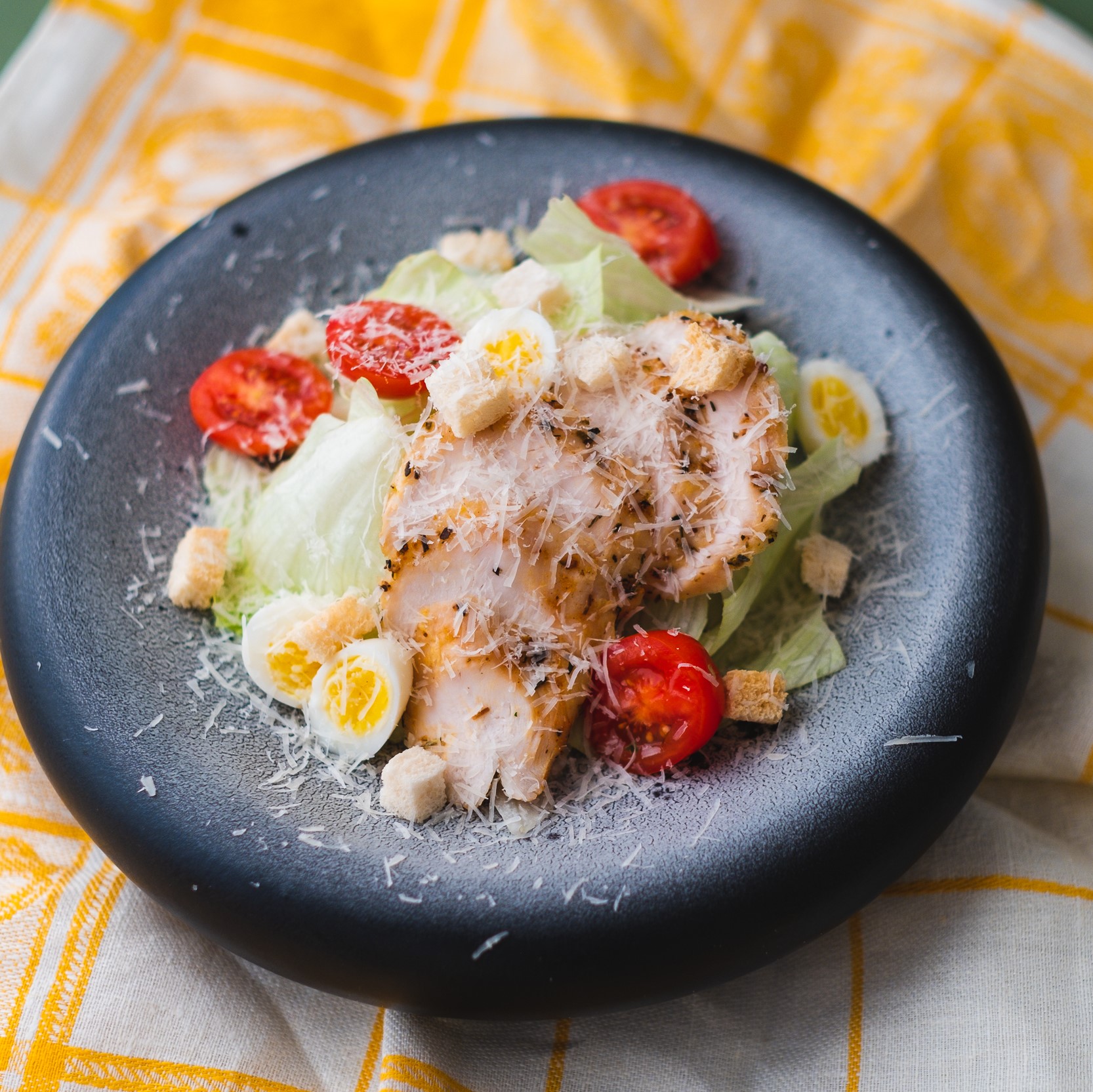 Салат цезарь с курицей