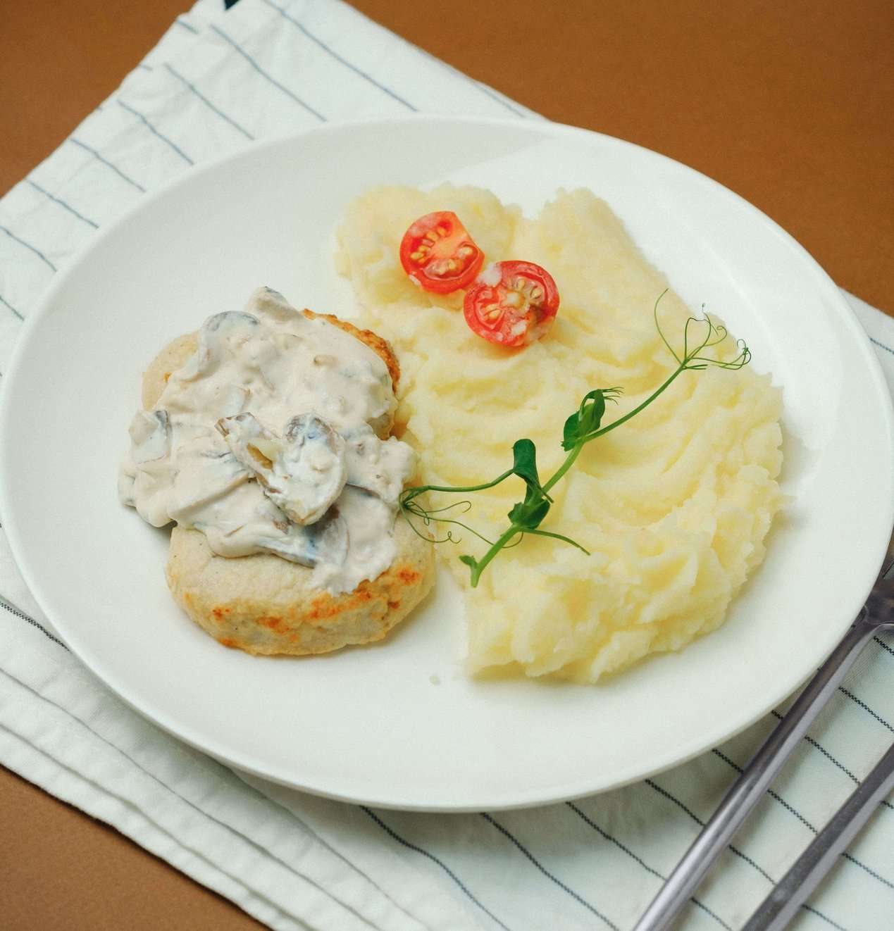 Котлета из индейки с пюре и грибным соусом